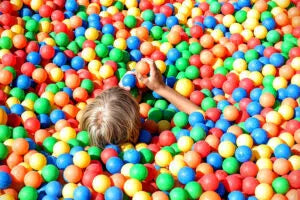Bällebad für Kinder: Spielspaß, Sicherheit & Pädagogik vereint